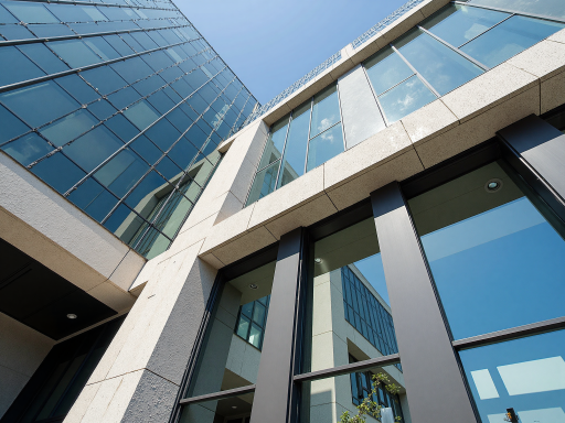 政府办公楼外立面,庄重典雅的建筑风格,玻璃幕墙维护现场,专业施工团队