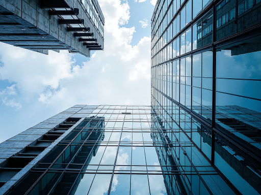 豪华酒店建筑群,多栋建筑玻璃幕墙,高空作业设备整齐排列,展现工程规模